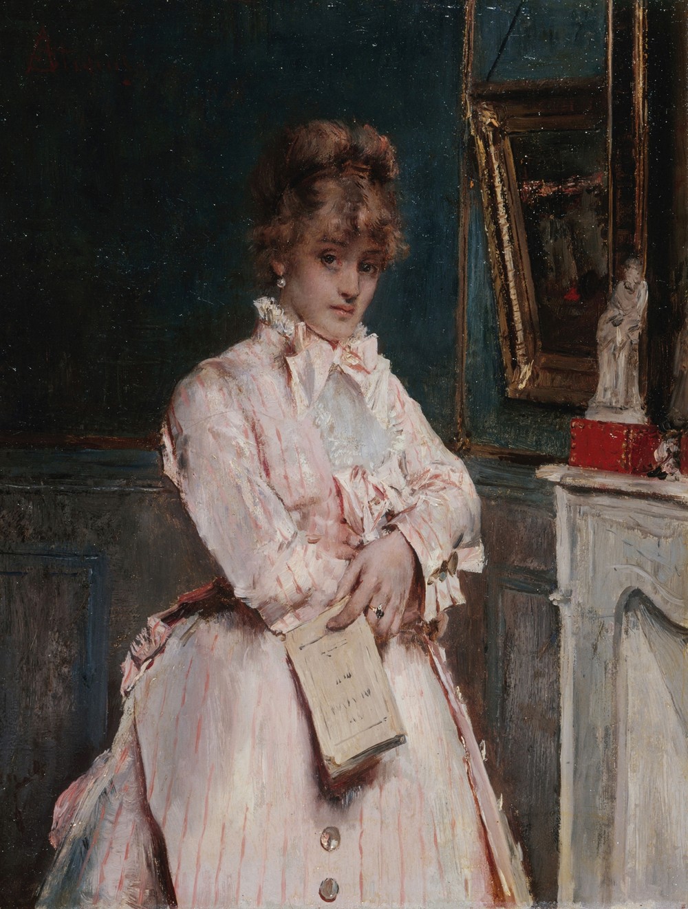Jeune femme tenant un livre